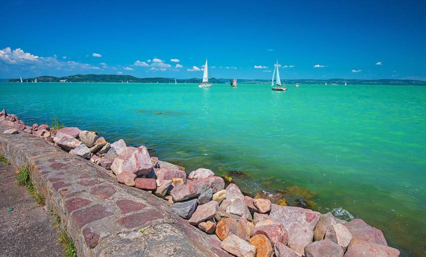 Halálos kór leselkedik a Balatonnál